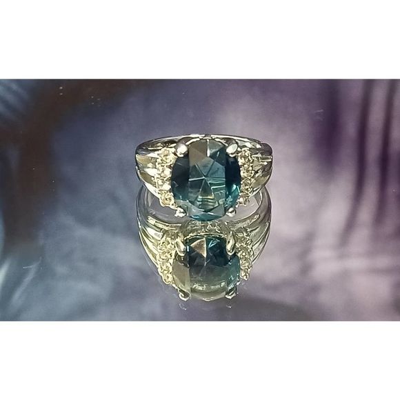 Swarovski Elements - Size 6½ - 18K gold plated ring as pictured - Picture 3 of 8